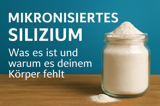 Glas mit mikronisiertem Siliziumpulver auf Holzoberfläche vor blauem Hintergrund. Links im Bild steht der Blogtitel: ‚Mikronisiertes Silizium – Was es ist und warum es deinem Körper fehlt‘