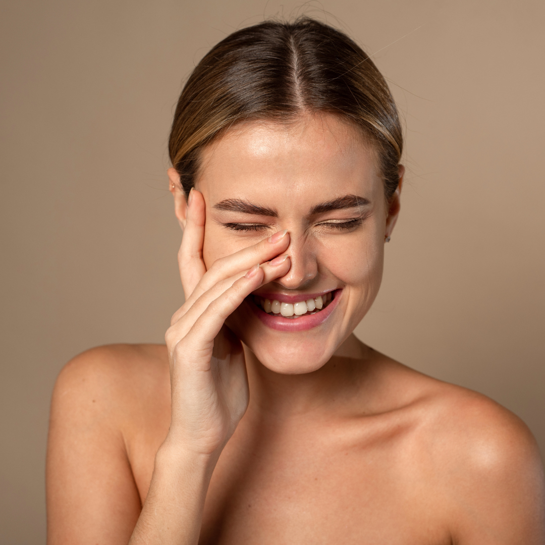 Lachende Frau mit strahlender Haut – Symbol für natürliche Gesichtspflege mit Face Cream & Eye Fluid