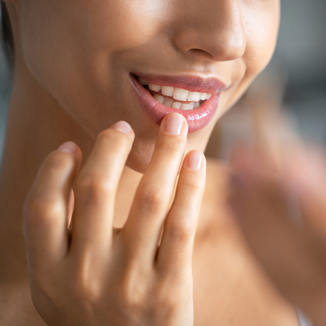 Frau mit gepflegten Lippen – Anwendung von Lippenbalsam für Feuchtigkeit und Schutz