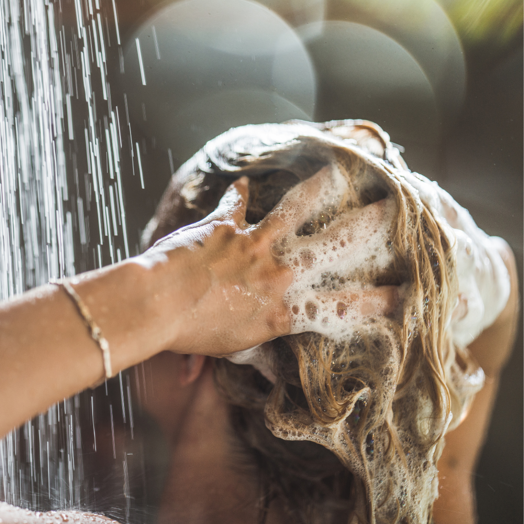 Natürlich gepflegtes Haar dank Silizium aus Kieselerde – sanftes NEOSINO Shampoo für gesunde Kopfhaut und kräftiges Haar