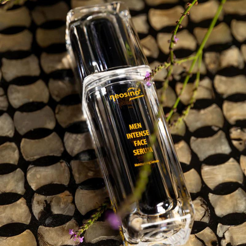 Gepflegter sportlicher Mann mit frischer, straffer Haut – symbolisiert die Wirkung des Neosino Men Intense Face Serums